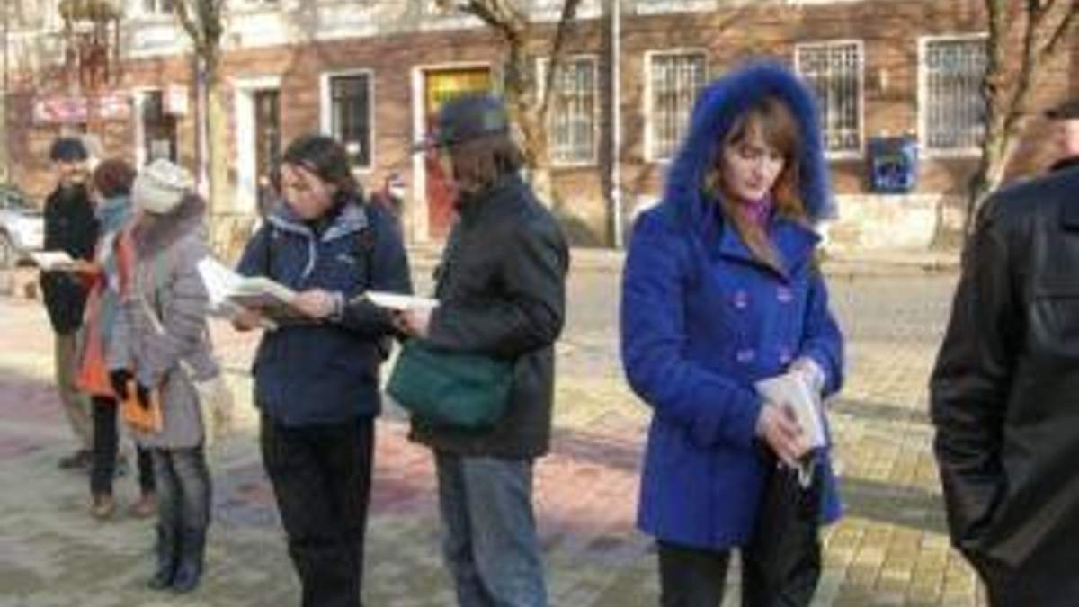 Молодь у Тернополі виклала слово "Крути" Молодь у Тернополі виклала слово "Крути"