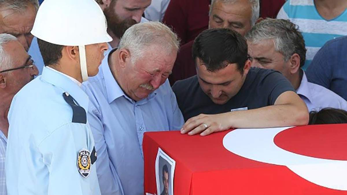 Похороны погибших после попытки переворота Похороны погибших после попытки переворота