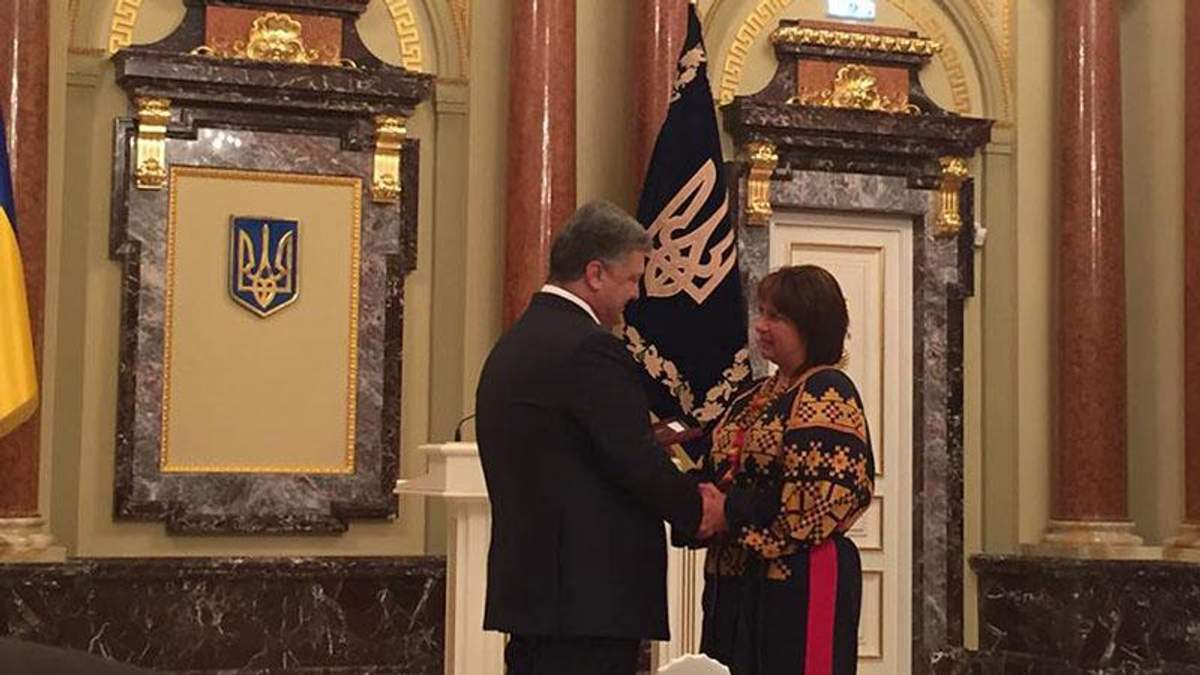 Петро Порошенко дав орден Яресько Петро Порошенко дав орден Яресько