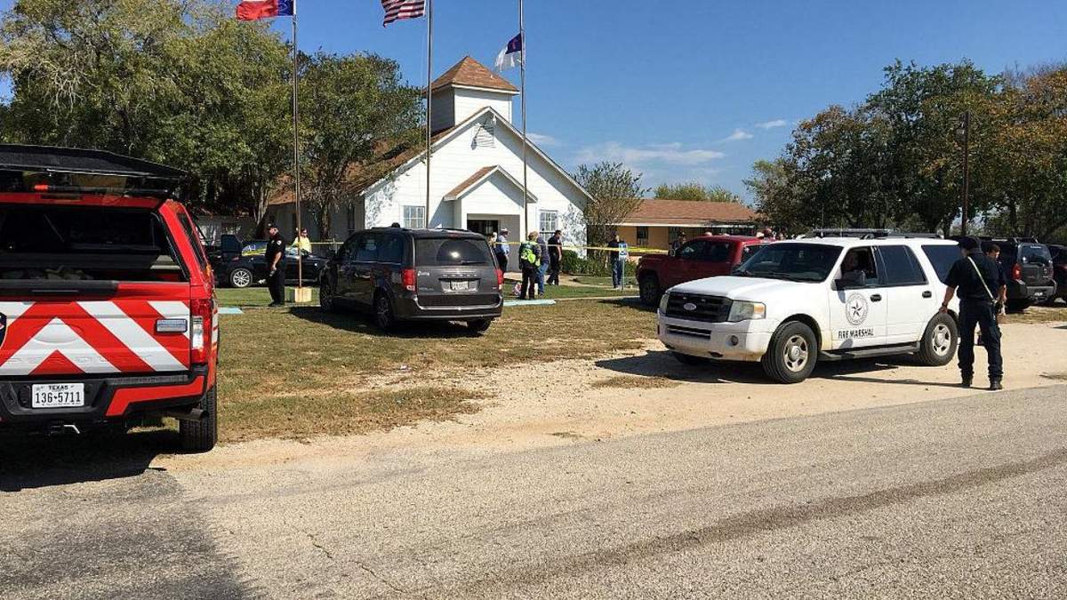Полиция установили личность мужчины, расстрелявшего в церкви США почти 30 человек Полиция установили личность мужчины, расстрелявшего в церкви США почти 30 человек