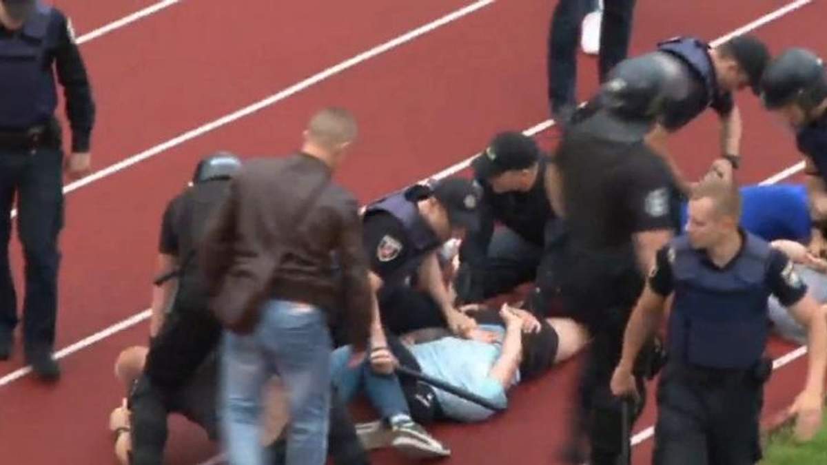 Полиция опубликовала подробное видео столкновения во время футбольного матча в Черкассах Полиция опубликовала подробное видео столкновения во время футбольного матча в Черкассах