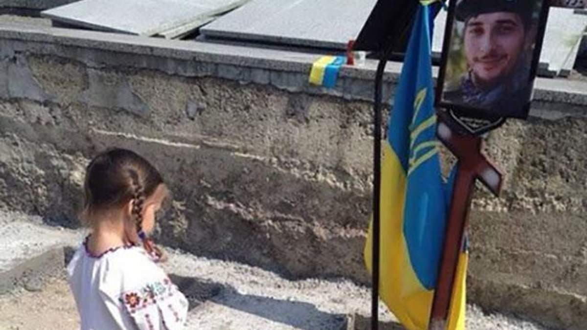 Мережу зворушило фото Устини Гурняк біля могили батька Мережу зворушило фото Устини Гурняк біля могили батька
