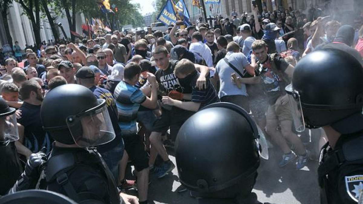 Як уникнути застосування надмірної грубої сили на мирних зібраннях? Як уникнути застосування надмірної грубої сили на мирних зібраннях?