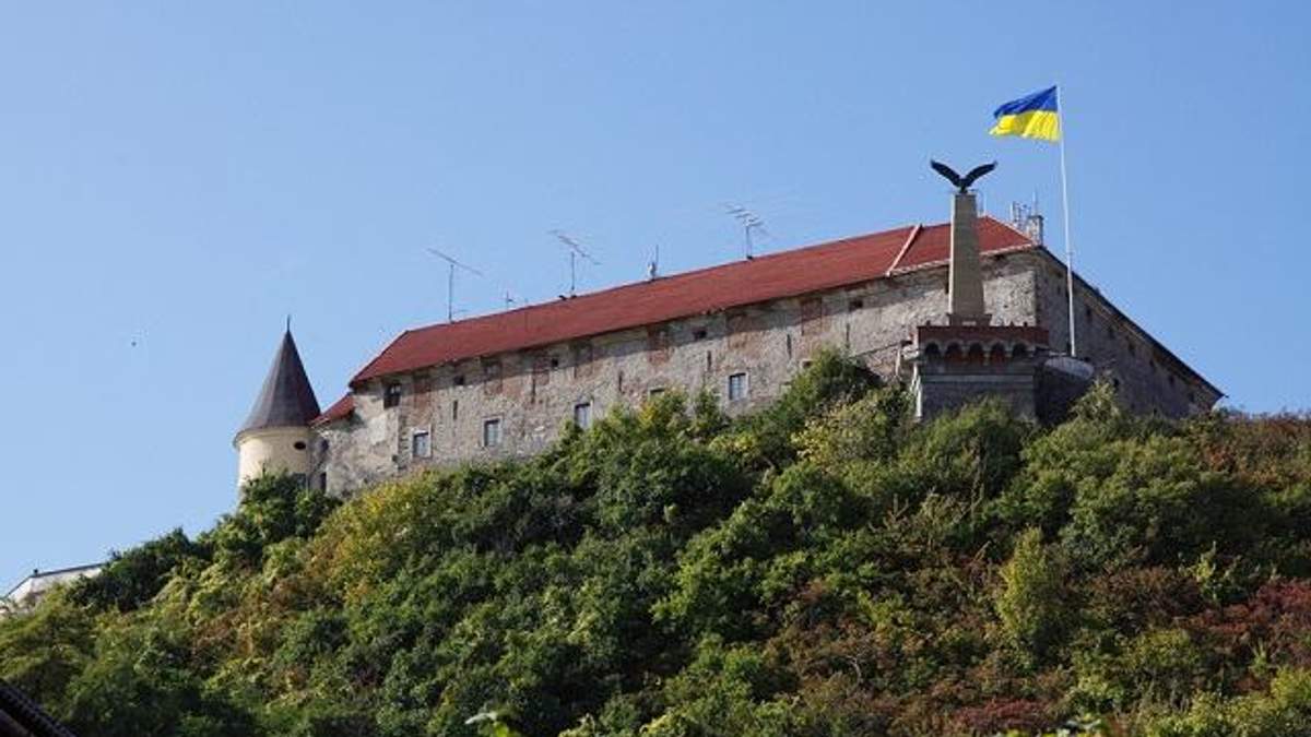 Венгерского орла Турула хотят заменить на герб Украины в Мукачево Венгерского орла Турула хотят заменить на герб Украины в Мукачево