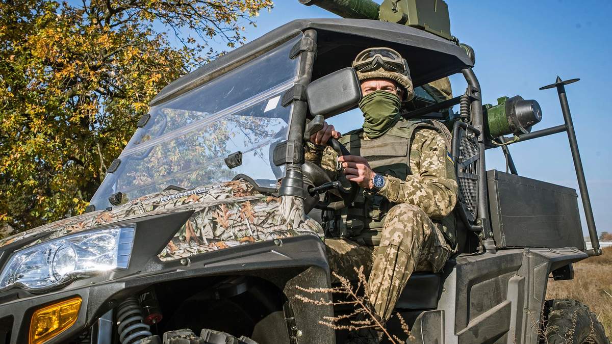 Украинские военные получили новые боевые вездеходы Украинские военные получили новые боевые вездеходы