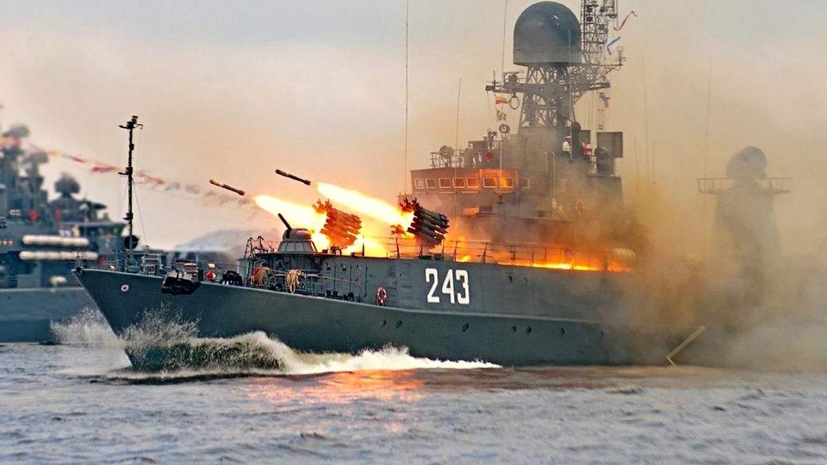 Російські військові кораблі проводять стрільби в Чорному морі Російські військові кораблі проводять стрільби в Чорному морі