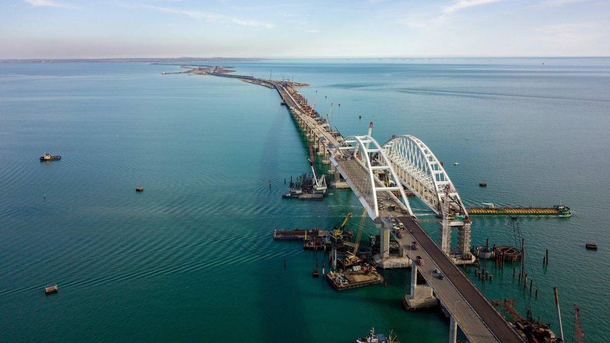 Крымский мост закрывают для грузовиков Крымский мост закрывают для грузовиков