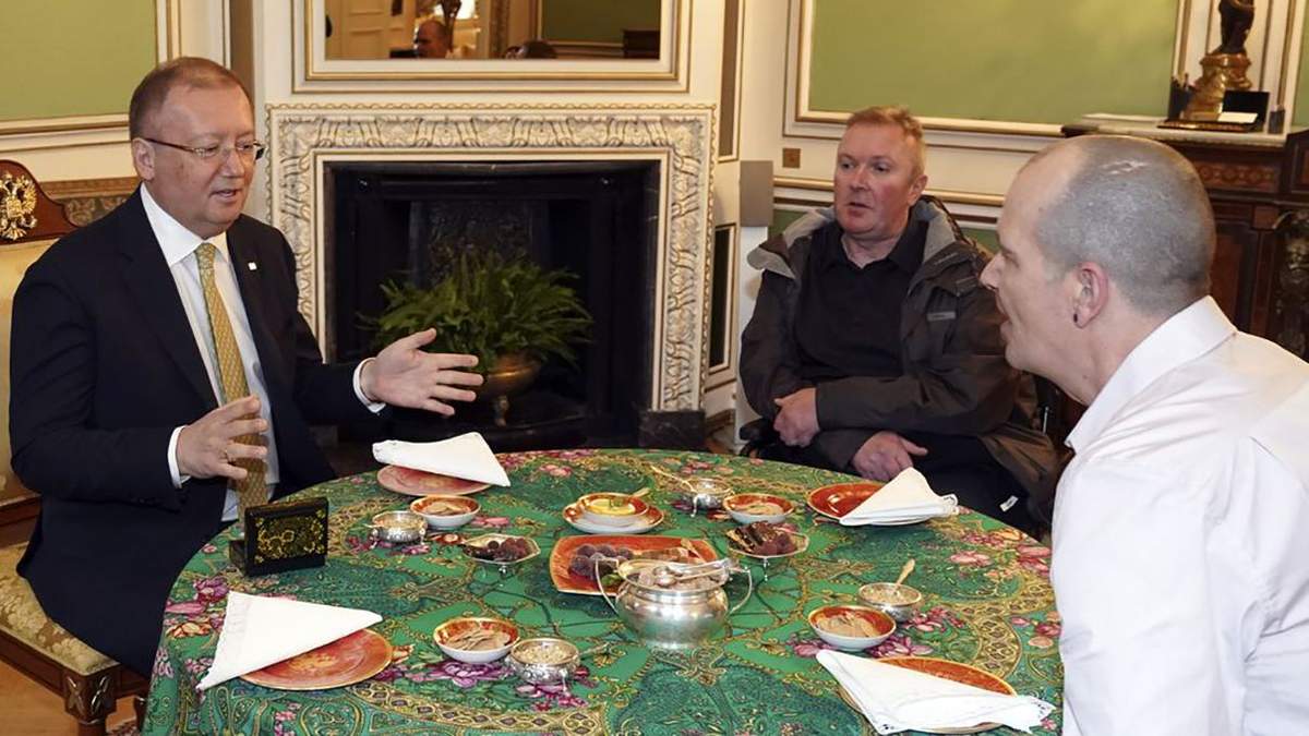 Жертва "Новичка" Роули (справа) встретился в Лондоне с послом России Яковенко (слева) Жертва "Новичка" Роули (справа) встретился в Лондоне с послом России Яковенко (слева)