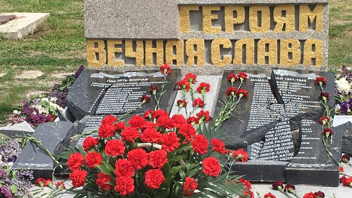 У Криму розбили пам'ятник загиблим на війні кримським татарам: фото У Криму розбили пам'ятник загиблим на війні кримським татарам: фото