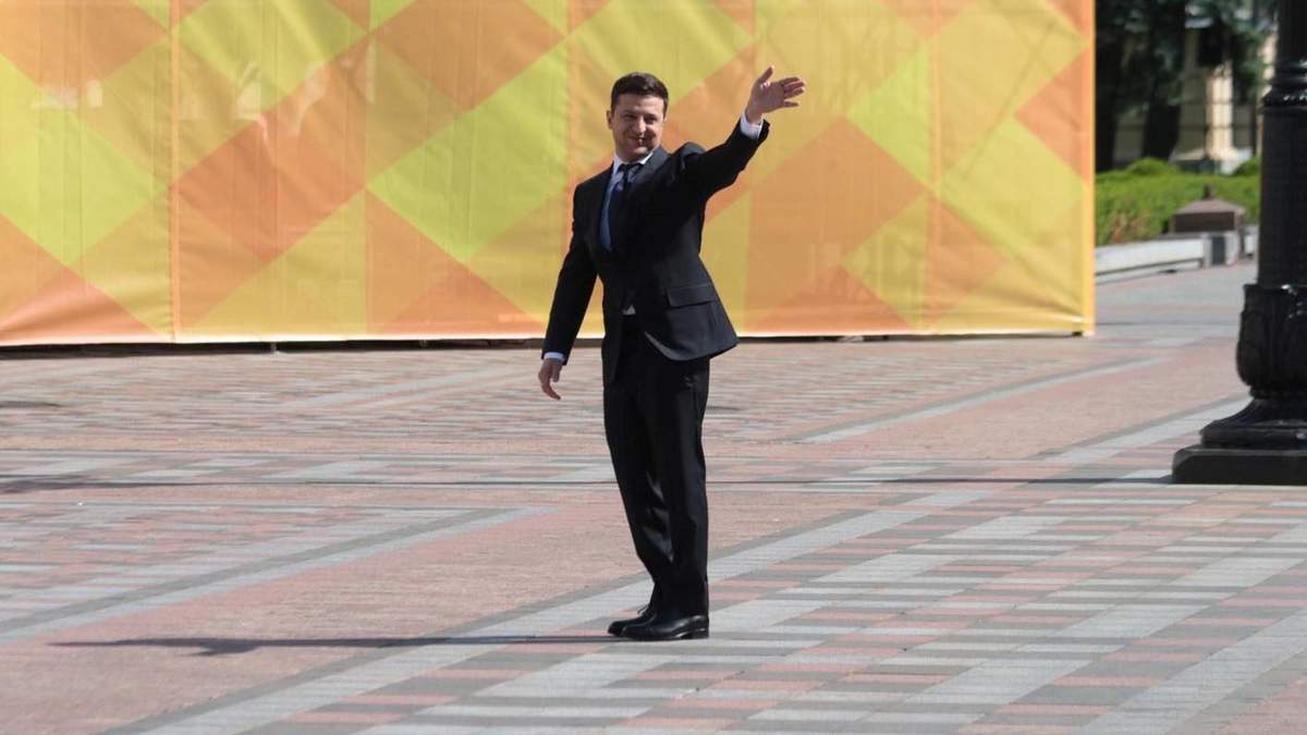 Володимир Зеленський прийшов до Адміністрації Президента пішки Володимир Зеленський прийшов до Адміністрації Президента пішки