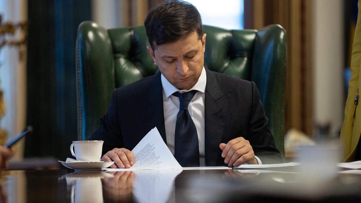 Зеленський підписав перший указ - що підписав Володимир Зеленський Зеленський підписав перший указ - що підписав Володимир Зеленський
