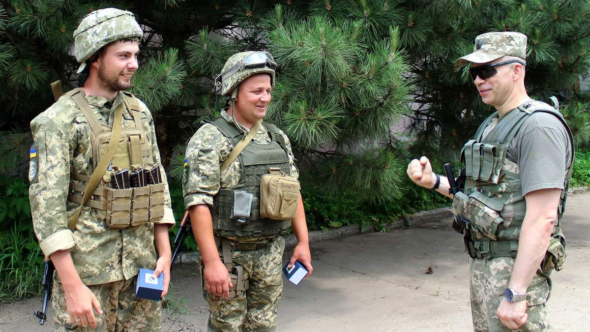 Командувач об'єднаних сил генерал-лейтенант Олександр Сирський нагородив героїв "Світлодарської дуги" Командувач об'єднаних сил генерал-лейтенант Олександр Сирський нагородив героїв "Світлодарської дуги"