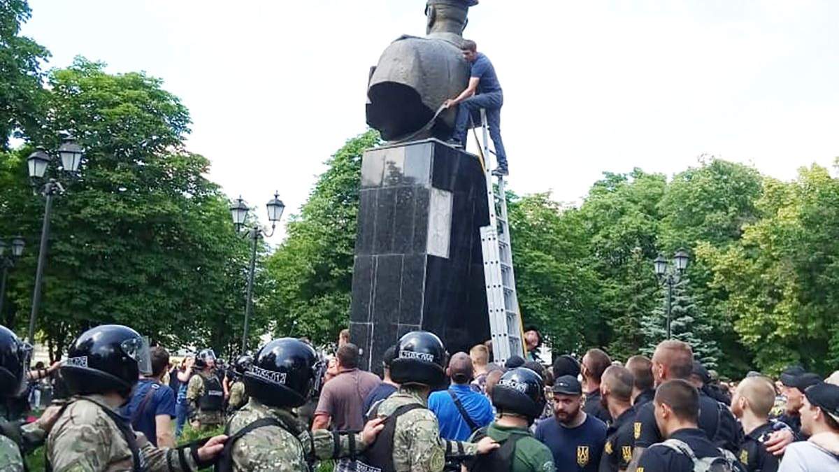 У справі про знесення бюста Жукову поліція влаштувала обшуки в харківських активістів У справі про знесення бюста Жукову поліція влаштувала обшуки в харківських активістів