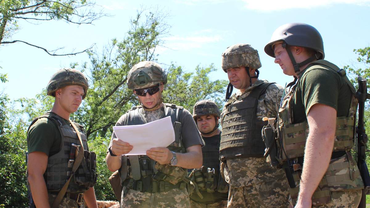 Олександр Сирський під час перевірки служби на бойових позиціях поблизу Мар’їнки Олександр Сирський під час перевірки служби на бойових позиціях поблизу Мар’їнки
