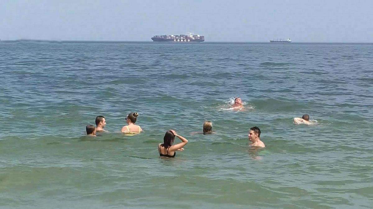 Фахівці регулярно перевіряють стан води Фахівці регулярно перевіряють стан води