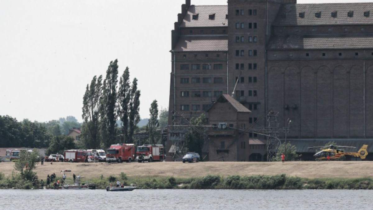 Падіння літака у воду під час авіашоу Падіння літака у воду під час авіашоу