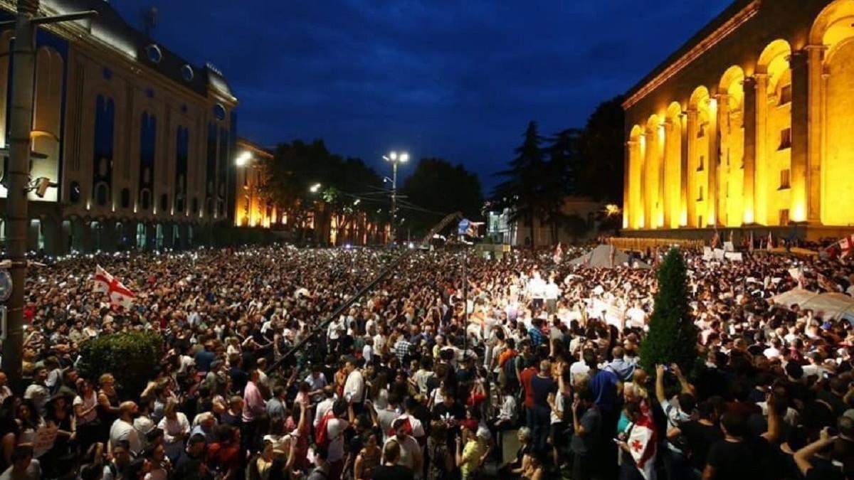 Протесты в Грузии 20 июня 2019 – фото и видео скандала с депутатом Госдумы Протесты в Грузии 20 июня 2019 – фото и видео скандала с депутатом Госдумы