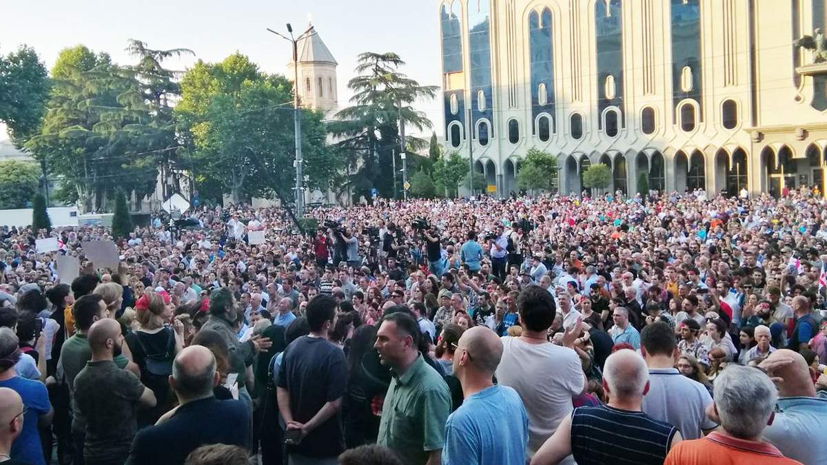 Антиросійські протести у Грузії біля будівлі парламенту 21 червня Антиросійські протести у Грузії біля будівлі парламенту 21 червня
