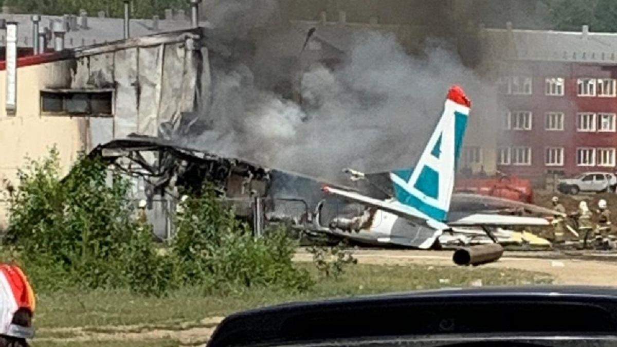 У Нижньоангарську загорівся Ан-24 з пасажирами на борту У Нижньоангарську загорівся Ан-24 з пасажирами на борту