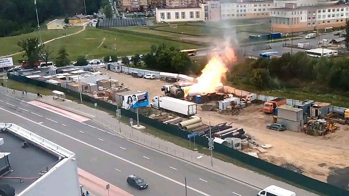 В Москве возле торгового центра взорвалась газовая заправка: 2 человека пострадали В Москве возле торгового центра взорвалась газовая заправка: 2 человека пострадали