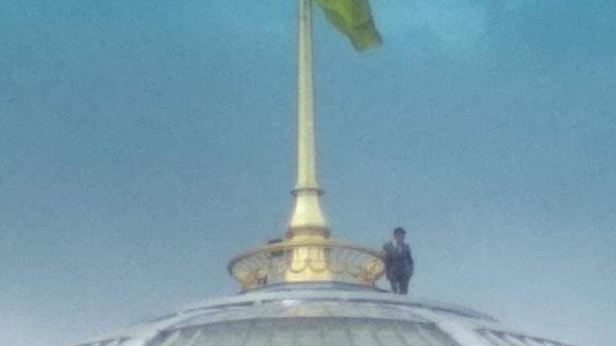 На купол Верховной Рады взобрался человек На купол Верховной Рады взобрался человек