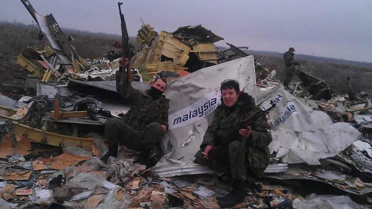 Проросійські бойовики влаштували розваги на місці збитого MH17 Проросійські бойовики влаштували розваги на місці збитого MH17