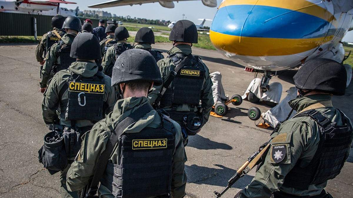 Накануне выборов в разные уголки Украины передислоцировали спецназовцев Накануне выборов в разные уголки Украины передислоцировали спецназовцев