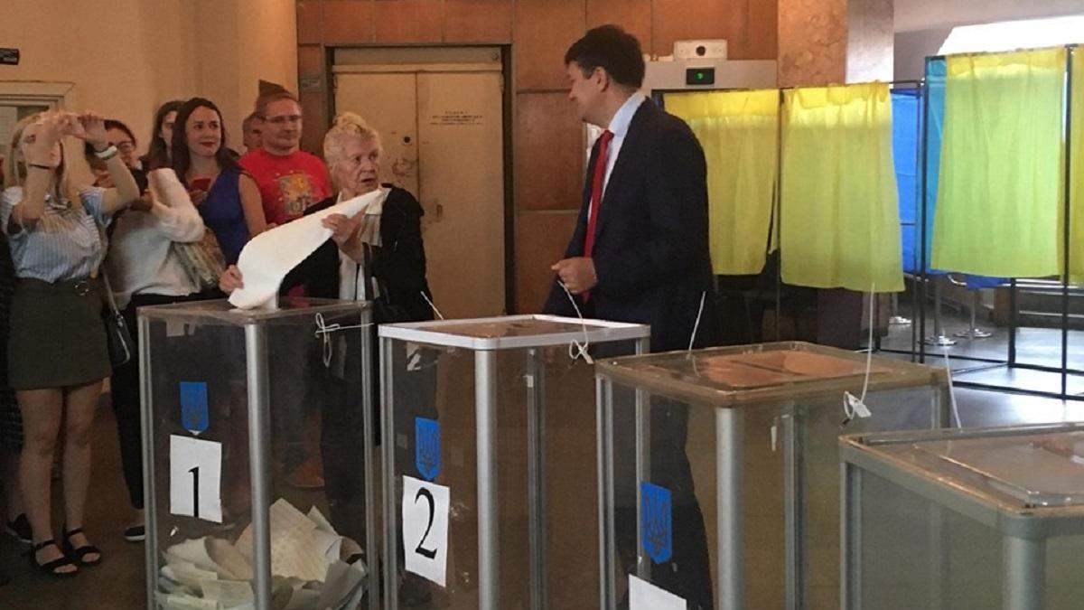 Разумков сперечається із жінкою на дільниці Разумков сперечається із жінкою на дільниці
