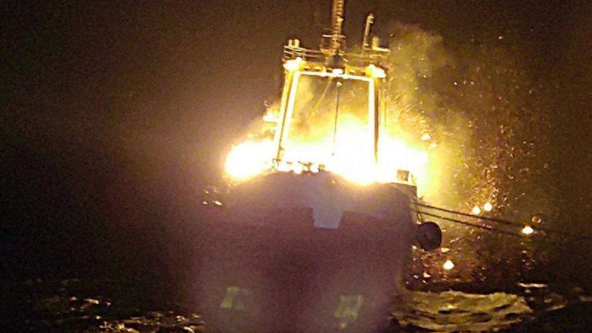 Судно "Иван Голубец" продолжает гореть Судно "Иван Голубец" продолжает гореть