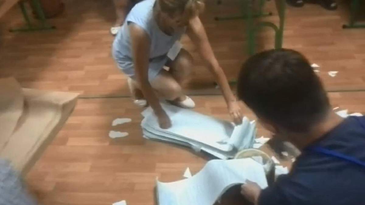 В Днепре топором погашали неиспользованные бюллетени В Днепре топором погашали неиспользованные бюллетени