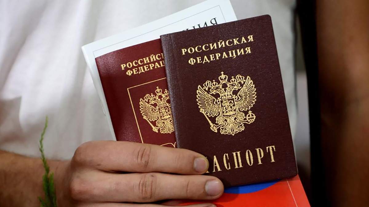 Журналісти підрахували, скільки людей з окупованого Донбасу отримали російські паспорти в Україні Журналісти підрахували, скільки людей з окупованого Донбасу отримали російські паспорти в Україні