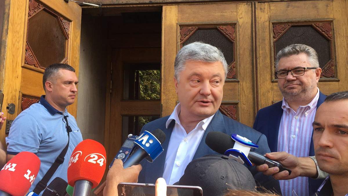 Петр Порошенко под зданием ГБР Петр Порошенко под зданием ГБР