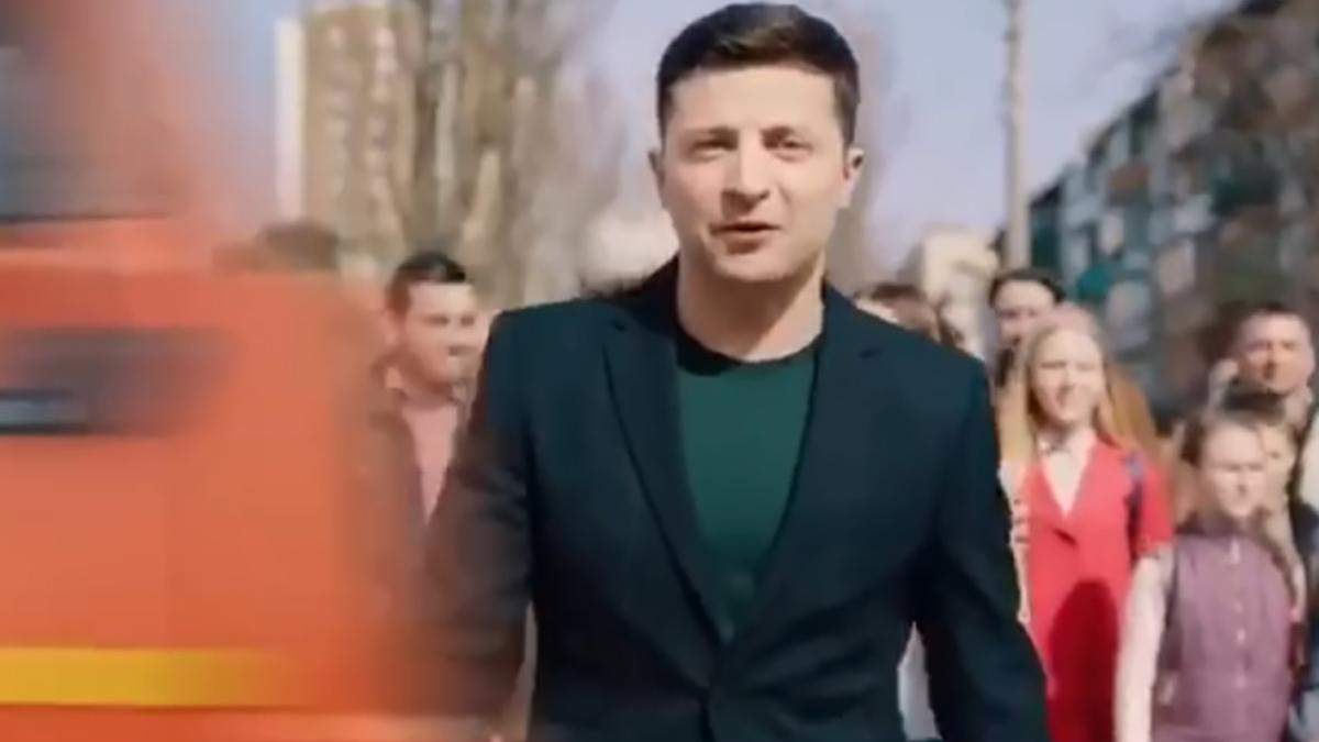 Кадр з відео, на якому Зеленського нібито збиває вантажівка Кадр з відео, на якому Зеленського нібито збиває вантажівка