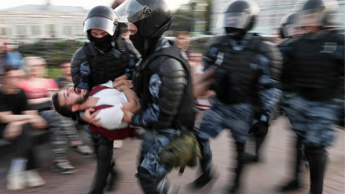 Затриманий учасник протесту під мерією Москви порізав собі вени Затриманий учасник протесту під мерією Москви порізав собі вени