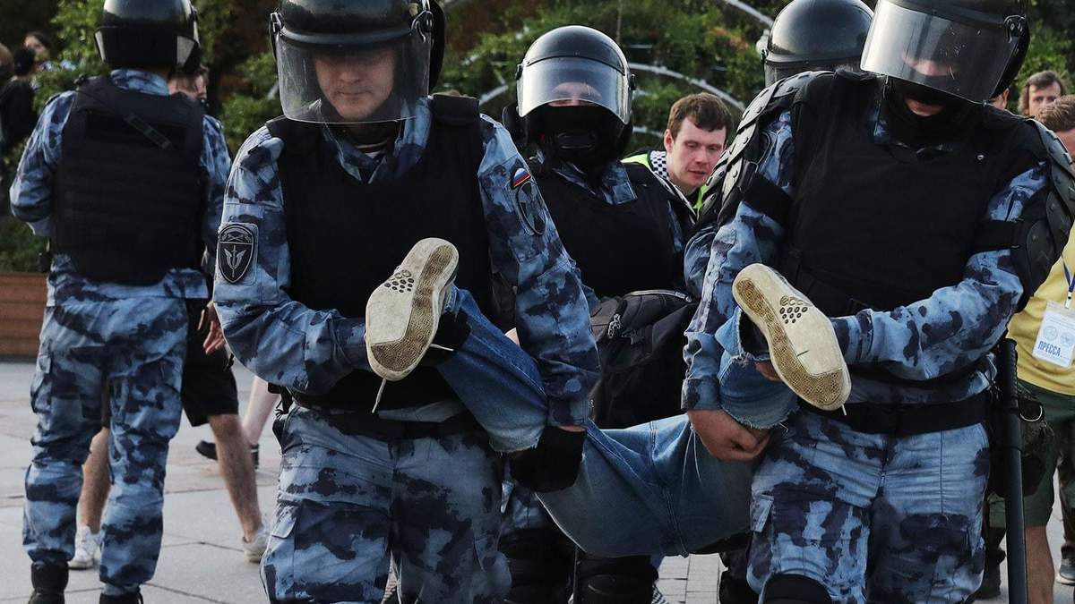 Учасника протесту в Москві засудили до трьох років за дотик до шолома росгвардійця Учасника протесту в Москві засудили до трьох років за дотик до шолома росгвардійця