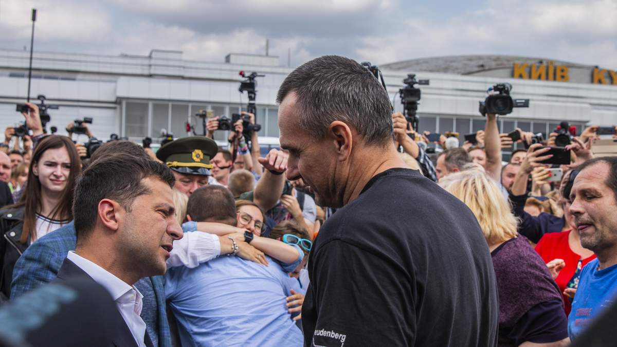 Сенцова в аеропорту привітав президент Зеленський Сенцова в аеропорту привітав президент Зеленський