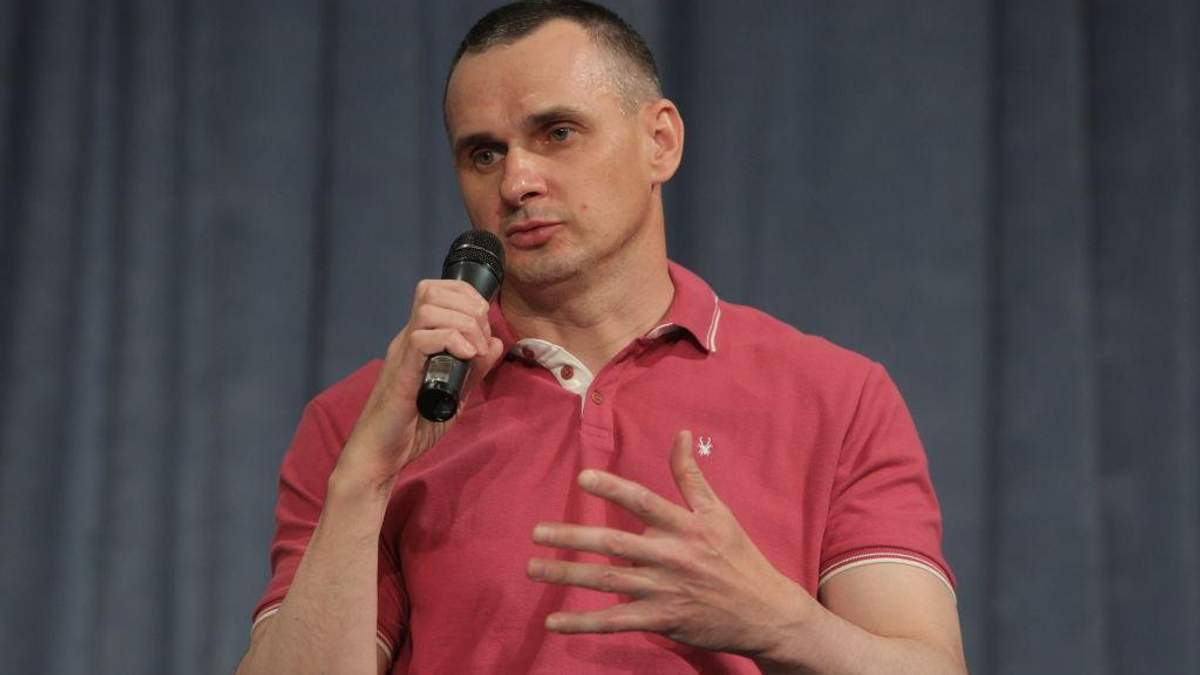 Олег Сенцов під час першої прес-конференції у Києві Олег Сенцов під час першої прес-конференції у Києві