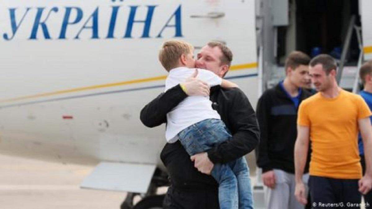 Українцям звільненим з полону виділять по 100 тисяч гривень Українцям звільненим з полону виділять по 100 тисяч гривень