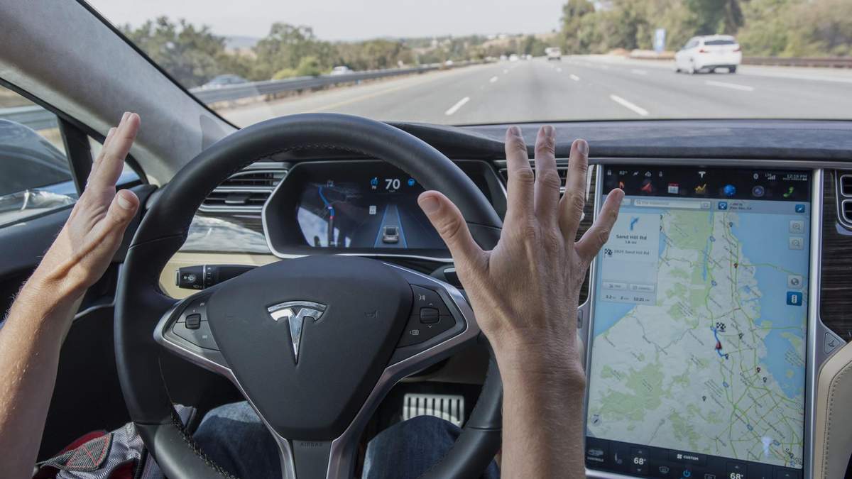 Водій Tesla заснув за кермом на шаленій швидкості Водій Tesla заснув за кермом на шаленій швидкості