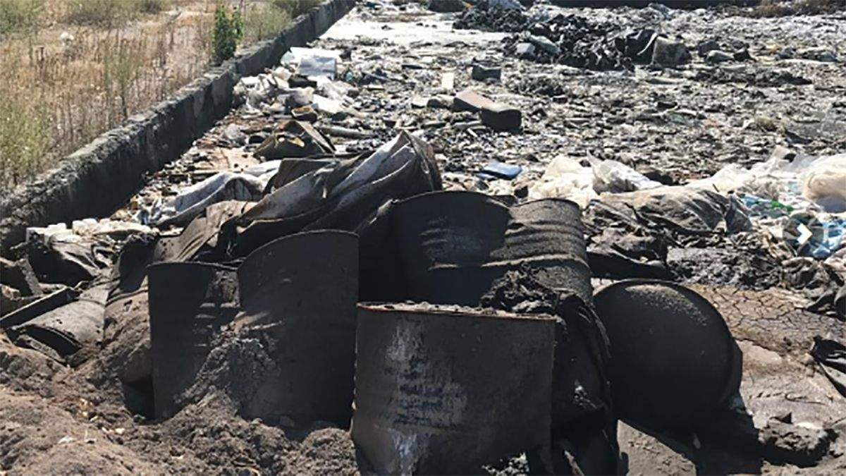 Компанія вивозила небезпечні відходи на звичайне звалище Компанія вивозила небезпечні відходи на звичайне звалище