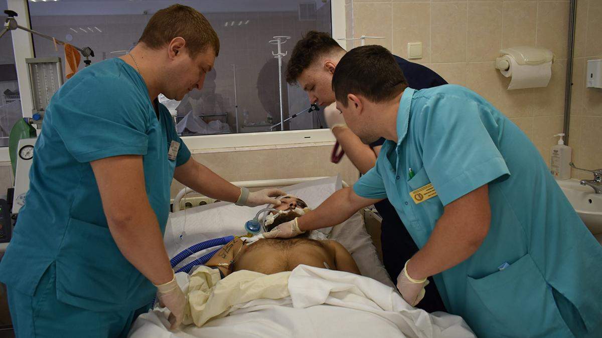 Важкопораненого військового рятують у лікарні Дніпра Важкопораненого військового рятують у лікарні Дніпра