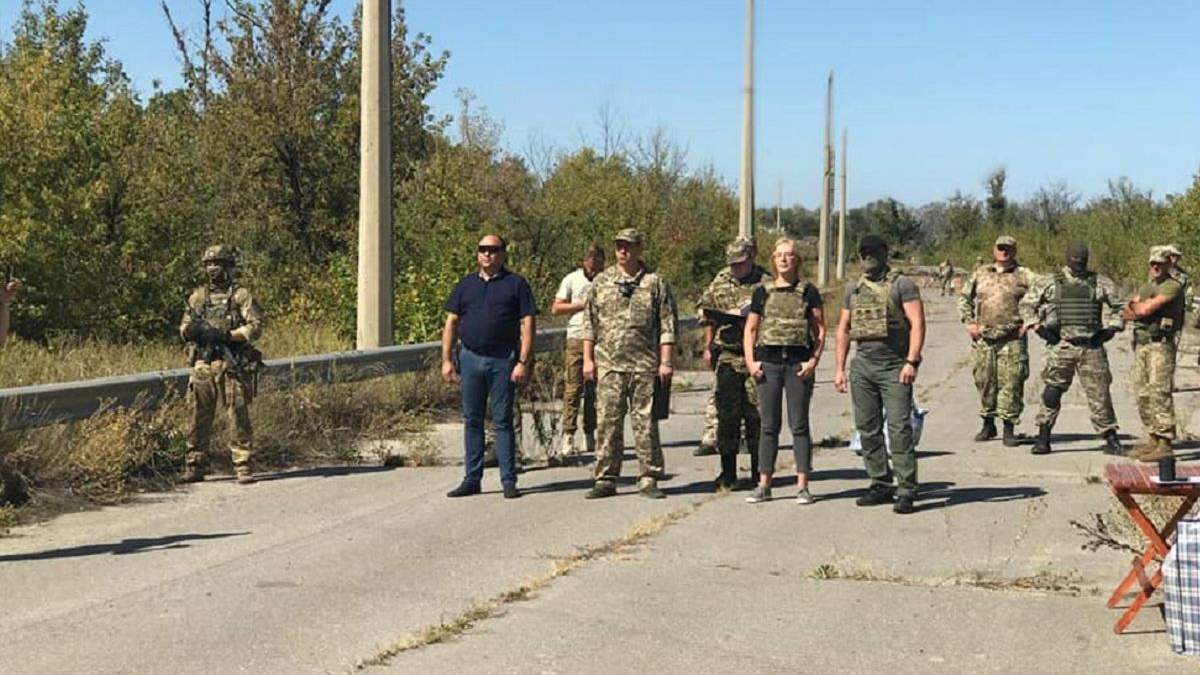 Українська сторона отримала 54 ув'язнених зокупованої частини України Українська сторона отримала 54 ув'язнених зокупованої частини України