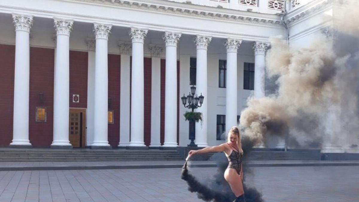 В Одессе девушки устроили возле мэрии эротическую фотосессию В Одессе девушки устроили возле мэрии эротическую фотосессию