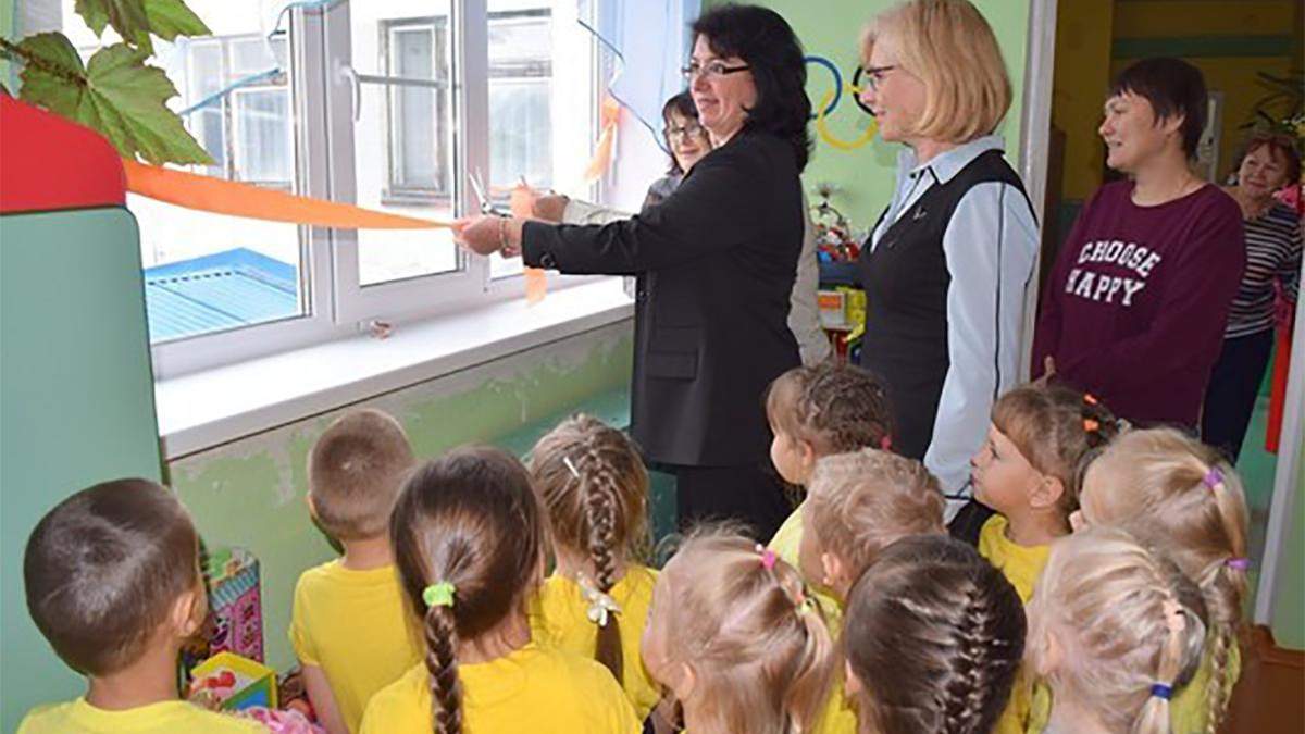 В России в Коми чиновники торжественно открыли новые окна и балконные двери в детсаду В России в Коми чиновники торжественно открыли новые окна и балконные двери в детсаду