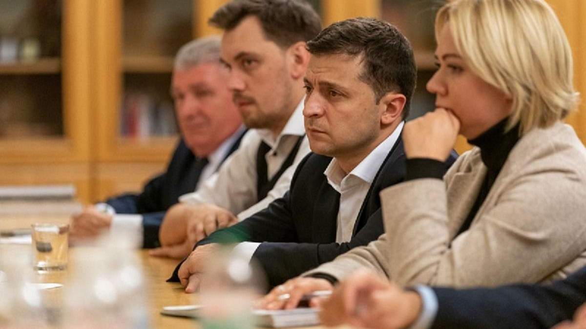 Зеленский встретился с родственниками погибших на Донбассе бойцов Зеленский встретился с родственниками погибших на Донбассе бойцов