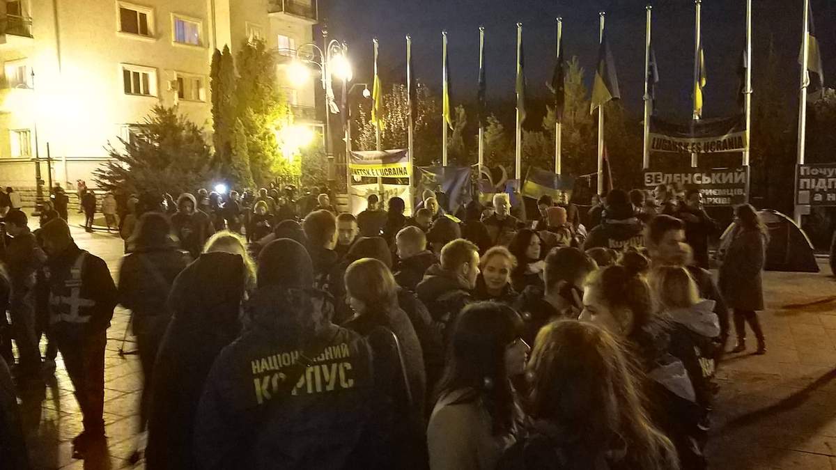 Під Офісом Президента відбулася акція проти розведення військ Під Офісом Президента відбулася акція проти розведення військ