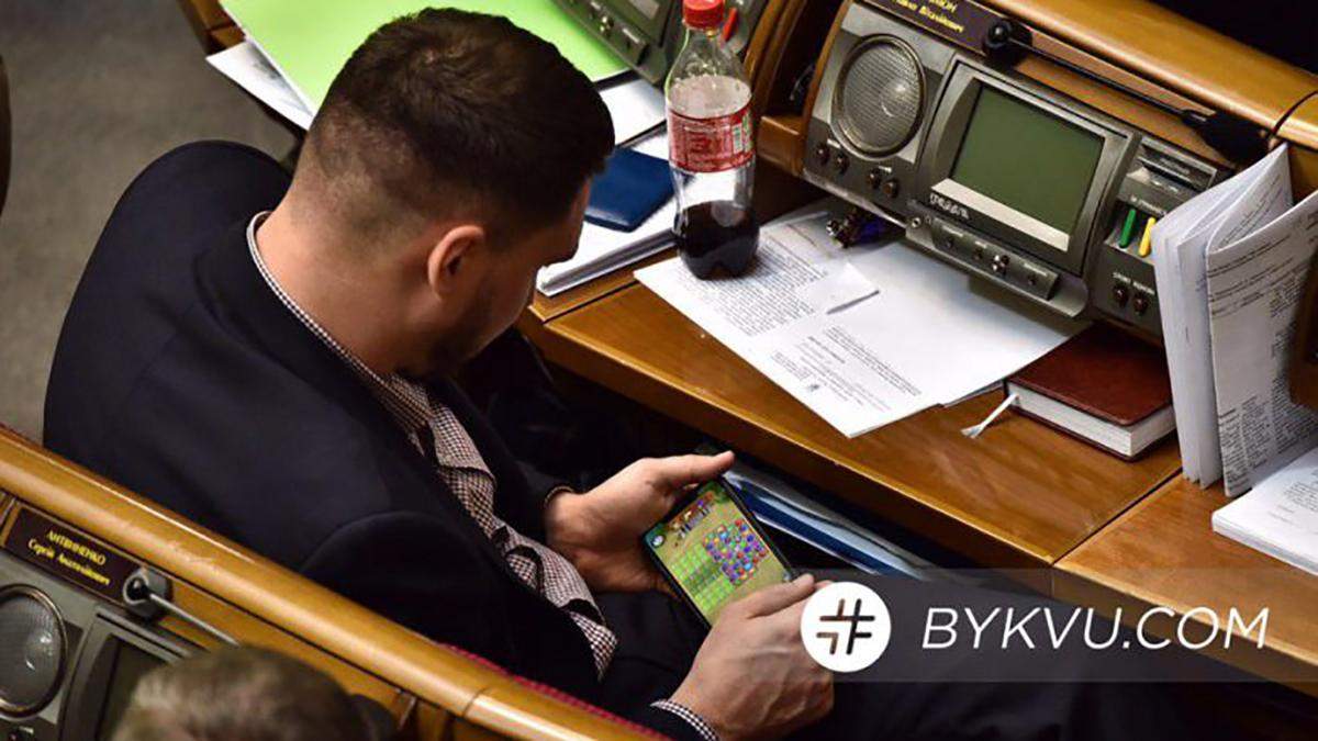 Халімон розважався в смартфоні під час засідання в Раді Халімон розважався в смартфоні під час засідання в Раді