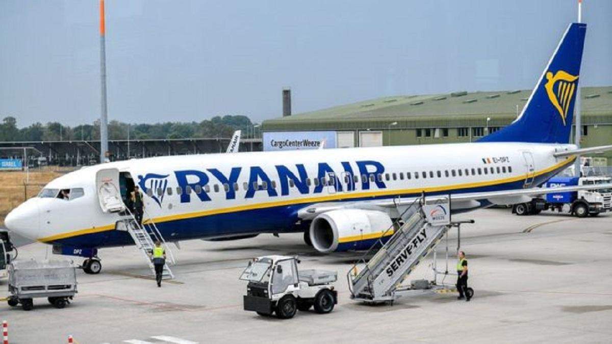 Щонайменше три літаки авіакомпанії Ryanair не літають через тріщини в детялях Щонайменше три літаки авіакомпанії Ryanair не літають через тріщини в детялях