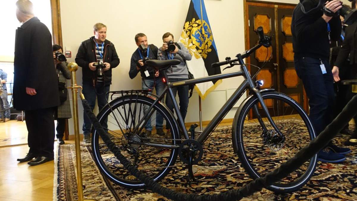 Зеленський в Естонії отримав цікаві подарунки Зеленський в Естонії отримав цікаві подарунки