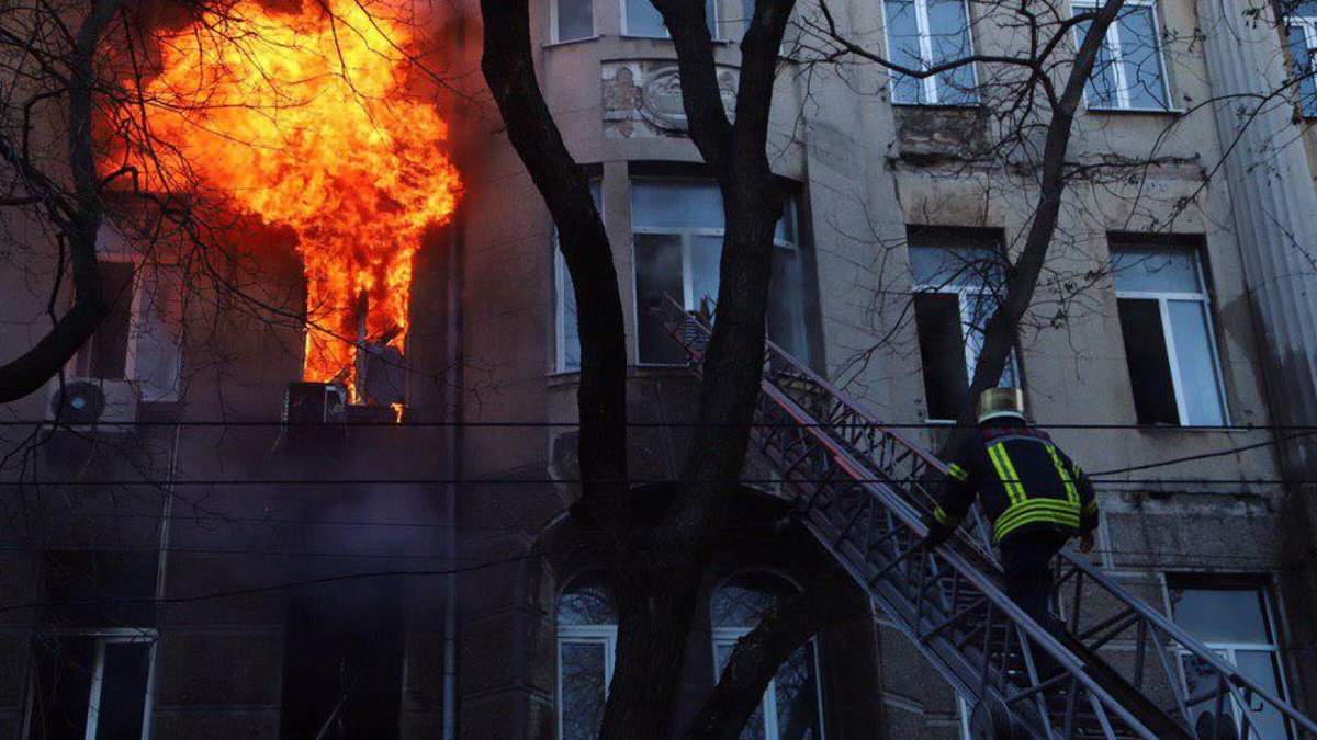 Пожар в Одессе сегодня 4 декабря 2019 – горит колледж на Троицкой Пожар в Одессе сегодня 4 декабря 2019 – горит колледж на Троицкой